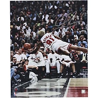 Photo de plongeon autographiée de Dennis Rodman (Chicago Bulls), format 40 x 50 cm (16 x 20 pouces) - Signature argentée