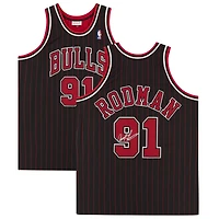 Maillot authentique Mitchell & Ness noir autographié de Dennis Rodman, Chicago Bulls, 1995