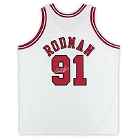 Maillot authentique Mitchell & Ness blanc autographié par Dennis Rodman des Chicago Bulls 1997-98 avec écusson Finals