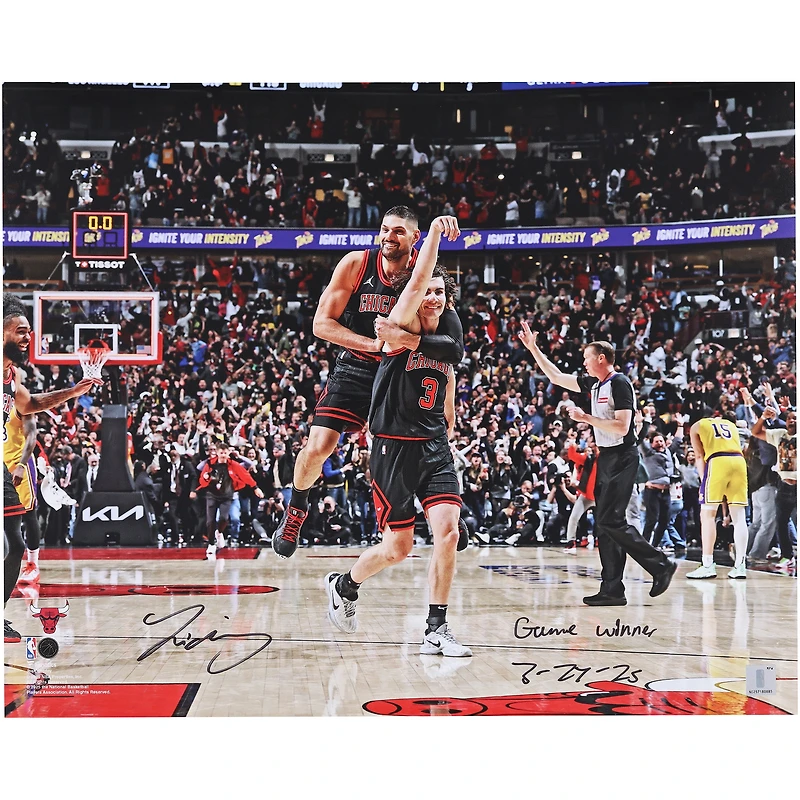 Photo dédicacée par Josh Giddey (Chicago Bulls) - 40,6 x 50,8 cm (16 x 20 pouces) - Victoire contre les Lakers - avec inscription « Victoire le 27/03/2025 ».