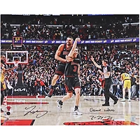 Photo dédicacée par Josh Giddey (Chicago Bulls) - 40,6 x 50,8 cm (16 x 20 pouces) - Victoire contre les Lakers - avec inscription « Victoire le 27/03/2025 ».