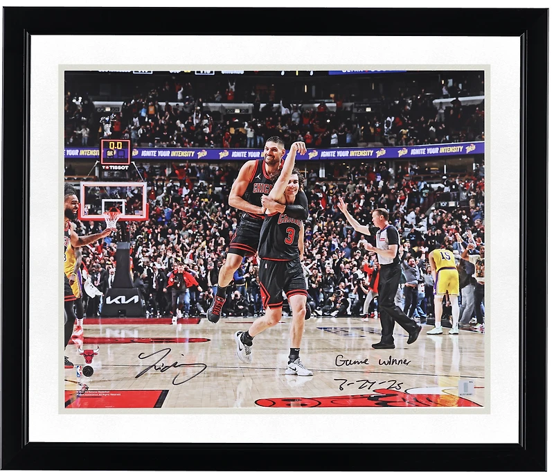Photo dédicacée par Josh Giddey (Chicago Bulls) - 40,6 x 50,8 cm (16 x 20 pouces) - Victoire contre les Lakers - avec inscription « Victoire le 27/03/2025 ».