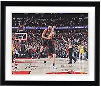 Photo dédicacée par Josh Giddey (Chicago Bulls) - 40,6 x 50,8 cm (16 x 20 pouces) - Victoire contre les Lakers - avec inscription « Victoire le 27/03/2025 ».