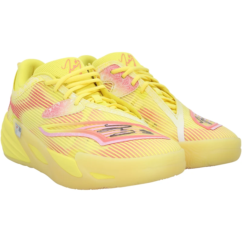 Chaussures Puma jaunes autographiées par Josh Giddey, joueur des Chicago Bulls, lors de la saison NBA 2025-2026.