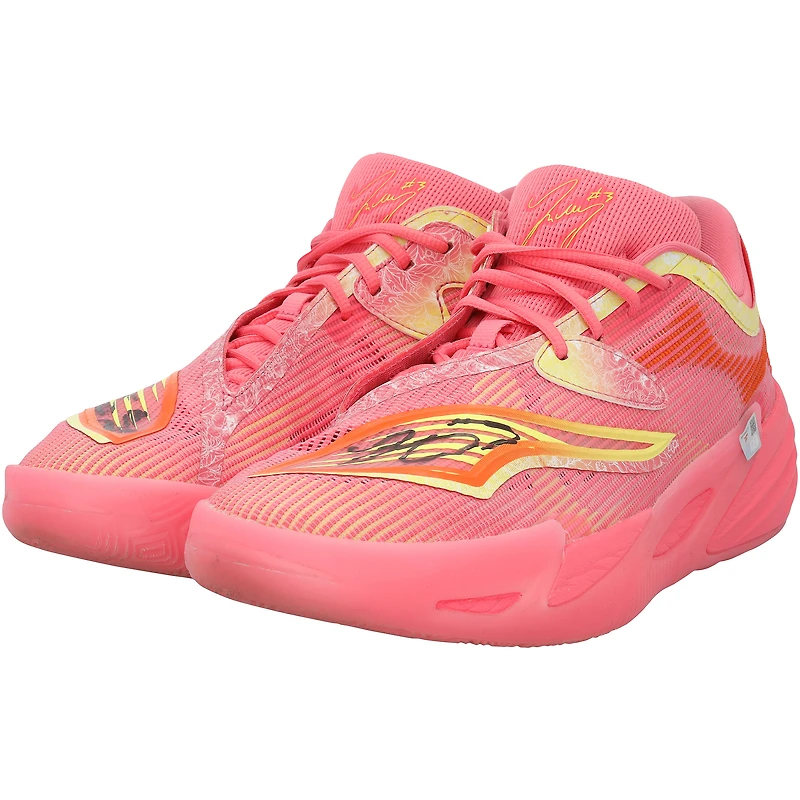 Chaussures Puma roses et jaunes autographiées par Josh Giddey, joueur des Chicago Bulls, lors de la saison NBA 2025-2026.