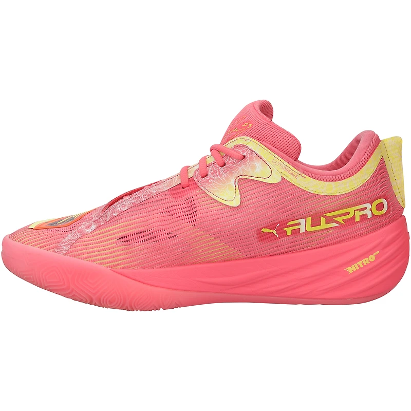 Chaussures Puma roses et jaunes autographiées par Josh Giddey, joueur des Chicago Bulls, lors de la saison NBA 2025-2026.
