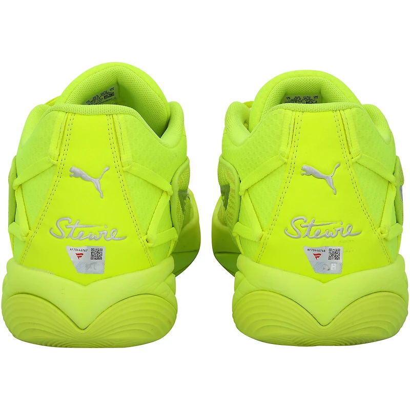 Chaussures Puma jaunes autographiées et portées par Josh Giddey, joueur des Chicago Bulls, lors de la saison NBA 2025-2026.
