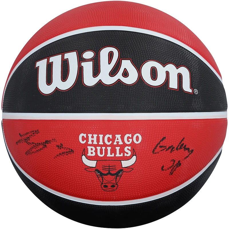 Ballon de basket-ball Wilson rouge et noir autographié par Josh Giddey des Chicago Bulls, avec inscription « Giddey Up ».