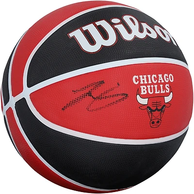 Ballon de basket-ball Wilson rouge et noir autographié par Josh Giddey, joueur des Chicago Bulls, édition hommage à l'équipe.