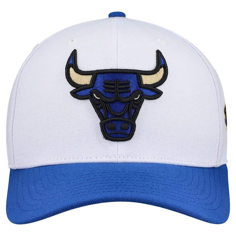 Casquette ajustable Mitchell & Ness blanche Chicago Bulls Core Pro Crown pour homme