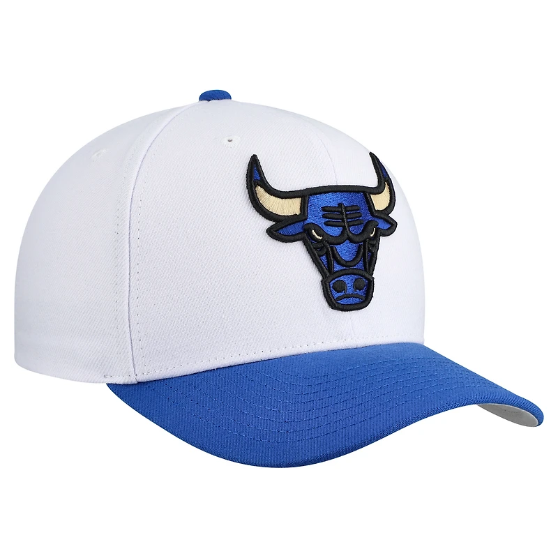 Casquette ajustable Mitchell & Ness blanche Chicago Bulls Core Pro Crown pour homme