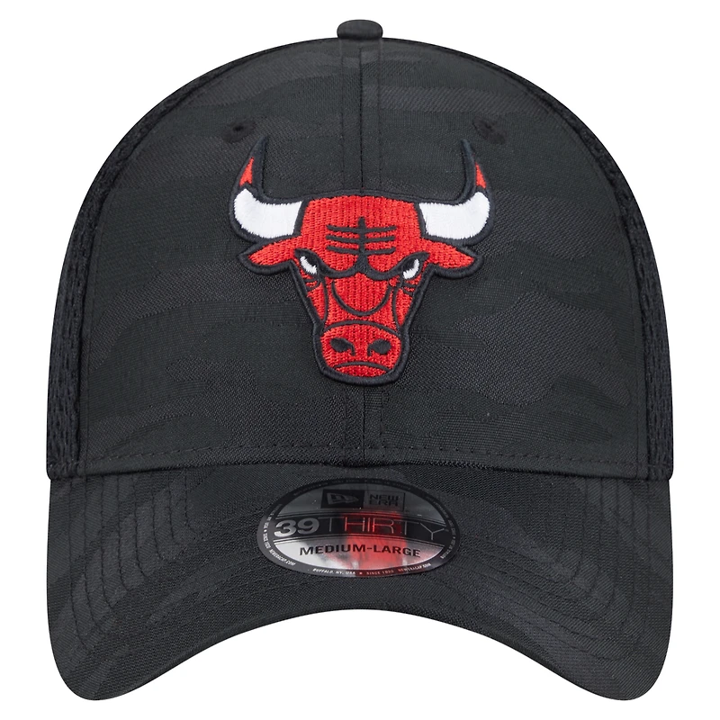 Casquette New Era noire Chicago Bulls Subtle Camo 39THIRTY Flex pour homme