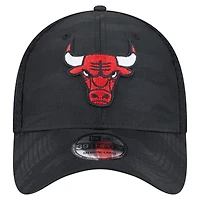 Casquette New Era noire Chicago Bulls Subtle Camo 39THIRTY Flex pour homme
