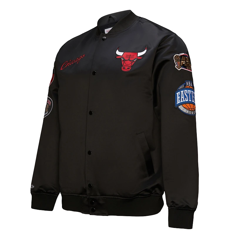 Veste zippée en satin noire pour homme de la collection Hardwood Classics Blackout des Chicago Bulls