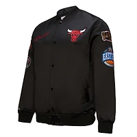 Veste zippée en satin noire pour homme de la collection Hardwood Classics Blackout des Chicago Bulls