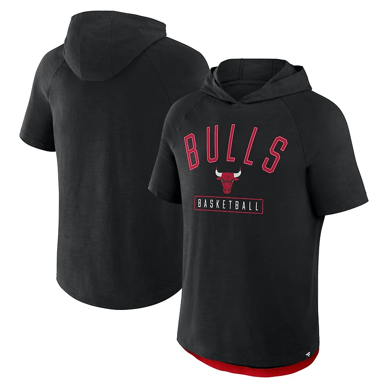 T-shirt à capuche raglan noir Fanatics pour homme, motif Chicago Bulls Pass Legend