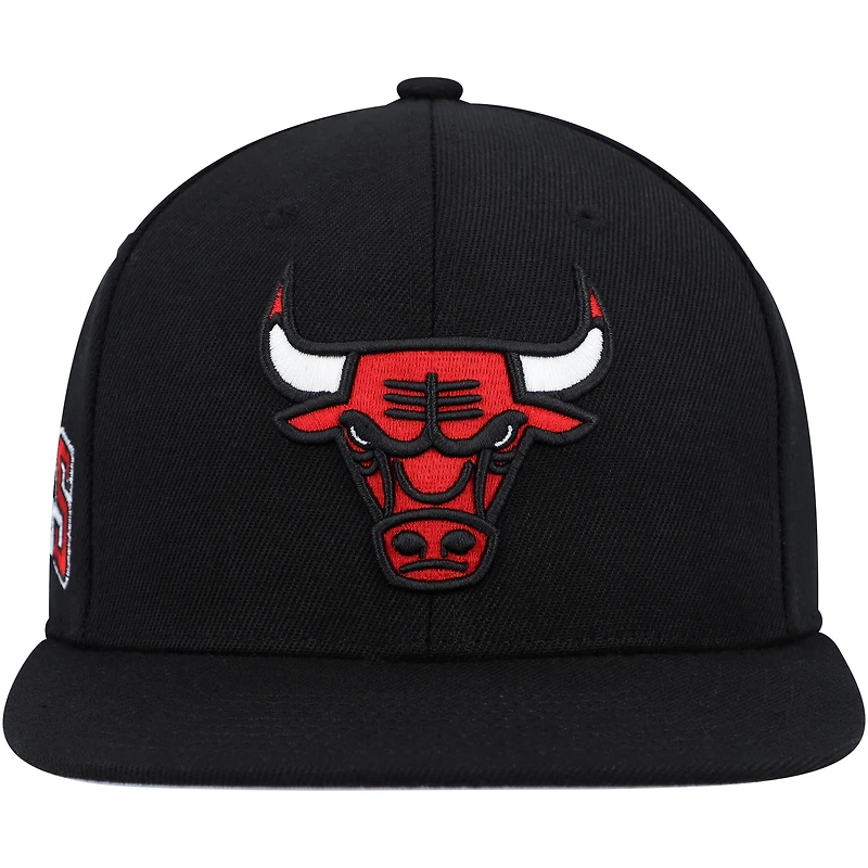 Men's Mitchell & Ness Black Chicago Bulls Side Core 2.0 Snapback Hat