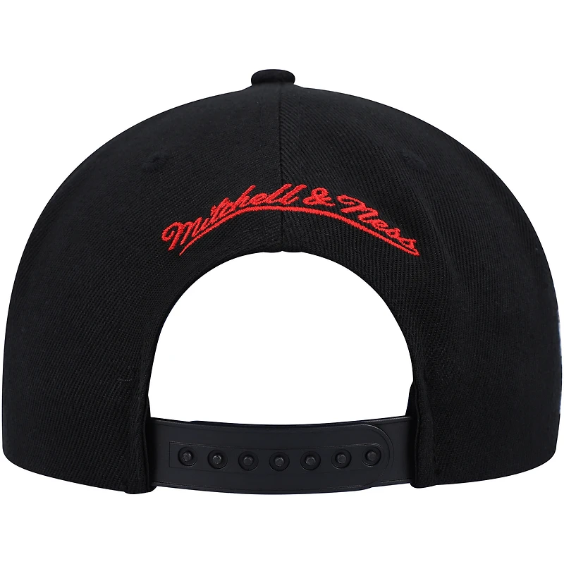 Men's Mitchell & Ness Black Chicago Bulls Side Core 2.0 Snapback Hat