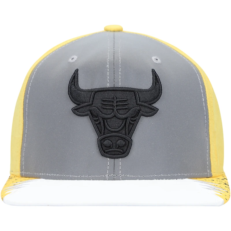 Casquette Snapback Chicago Bulls Day 5 grise/jaune Mitchell & Ness pour homme