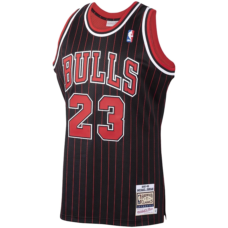 Maillot authentique Mitchell & Ness Michael Jordan noir Chicago Bulls 1995/96 Hardwood Classics pour homme