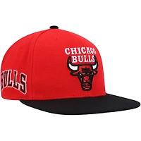 Casquette Snapback Mitchell & Ness rouge/noir Chicago Bulls Side Core 2.0 pour hommes