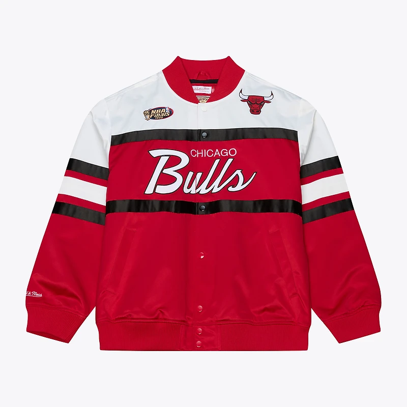 Veste Mitchell & Ness rouge Chicago Bulls Hardwood Classics Head Coach pour homme, en satin léger à boutons-pression.