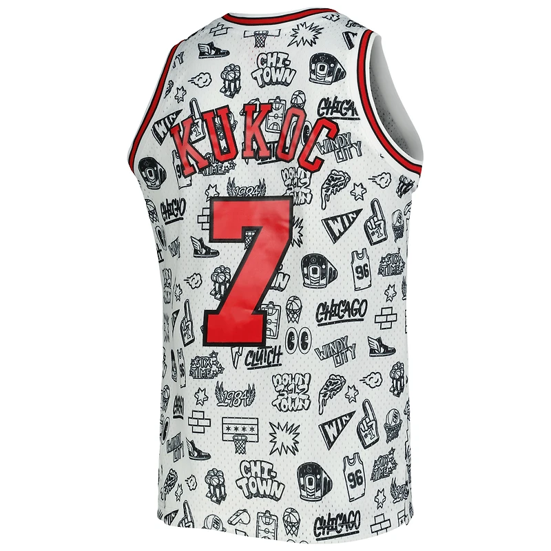 Homme Mitchell & Ness Toni Kukoc Blanc Chicago Bulls 1997/98 Hardwood Classics Doodle Swingman Maillot
