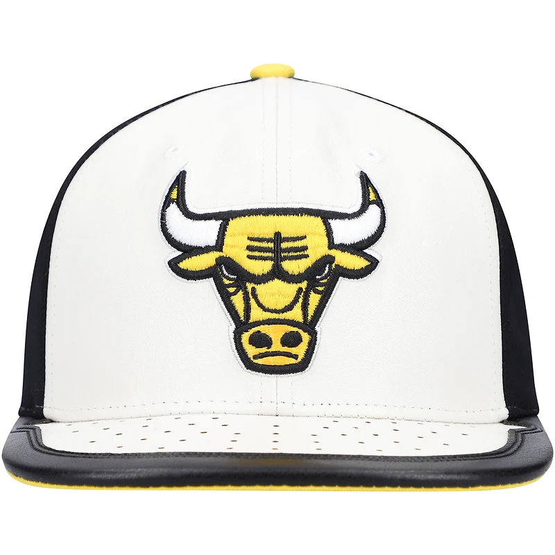 Casquette Snapback Day One des Chicago Bulls Mitchell & Ness blanc/jaune pour hommes