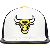Casquette Snapback Day One des Chicago Bulls Mitchell & Ness blanc/jaune pour hommes
