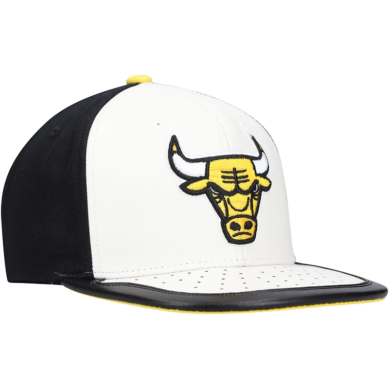 Casquette Snapback Day One des Chicago Bulls Mitchell & Ness blanc/jaune pour hommes