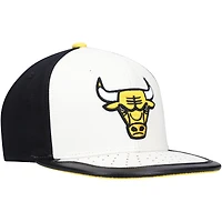Casquette Snapback Day One des Chicago Bulls Mitchell & Ness blanc/jaune pour hommes