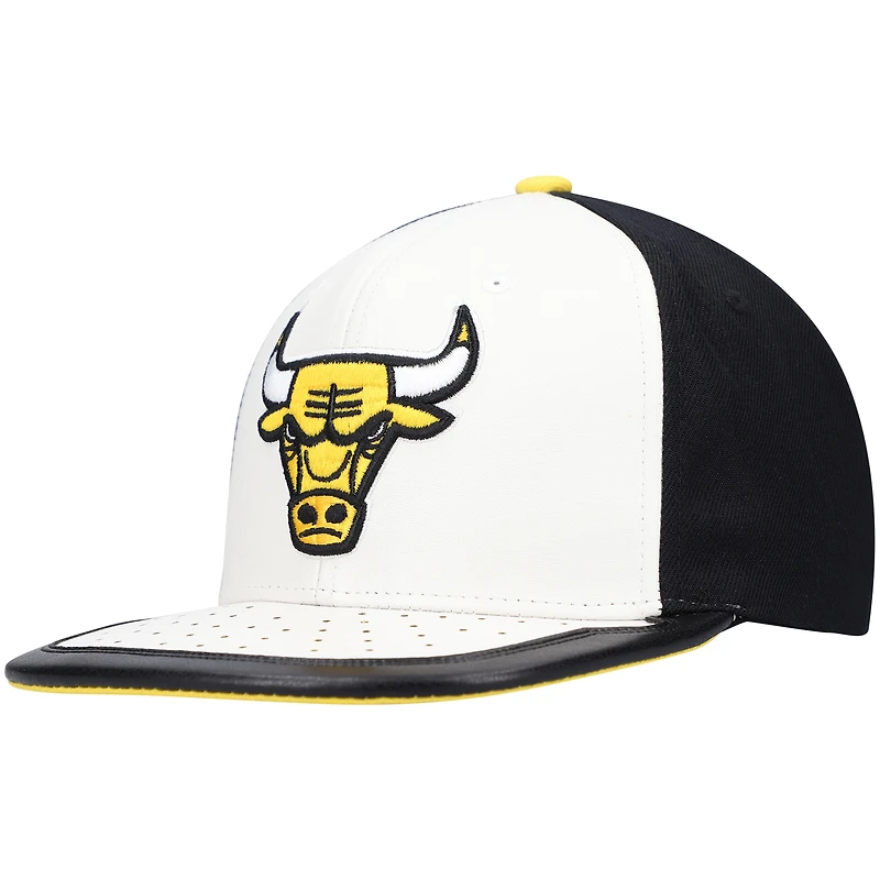 Casquette Snapback Day One des Chicago Bulls Mitchell & Ness blanc/jaune pour hommes