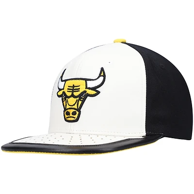 Casquette Snapback Day One des Chicago Bulls Mitchell & Ness blanc/jaune pour hommes