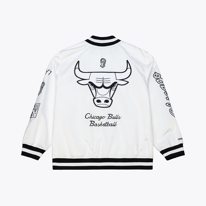 Veste légère en satin à boutons-pression Mitchell & Ness pour homme, modèle Chicago Bulls, blanche.