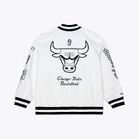 Veste légère en satin à boutons-pression Mitchell & Ness pour homme, modèle Chicago Bulls, blanche.