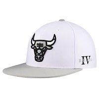 Men's Mitchell & Ness White Chicago Bulls Core Snapback Hat