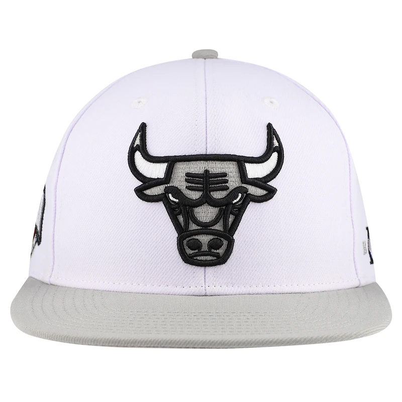 Men's Mitchell & Ness White Chicago Bulls Core Snapback Hat