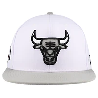 Men's Mitchell & Ness White Chicago Bulls Core Snapback Hat