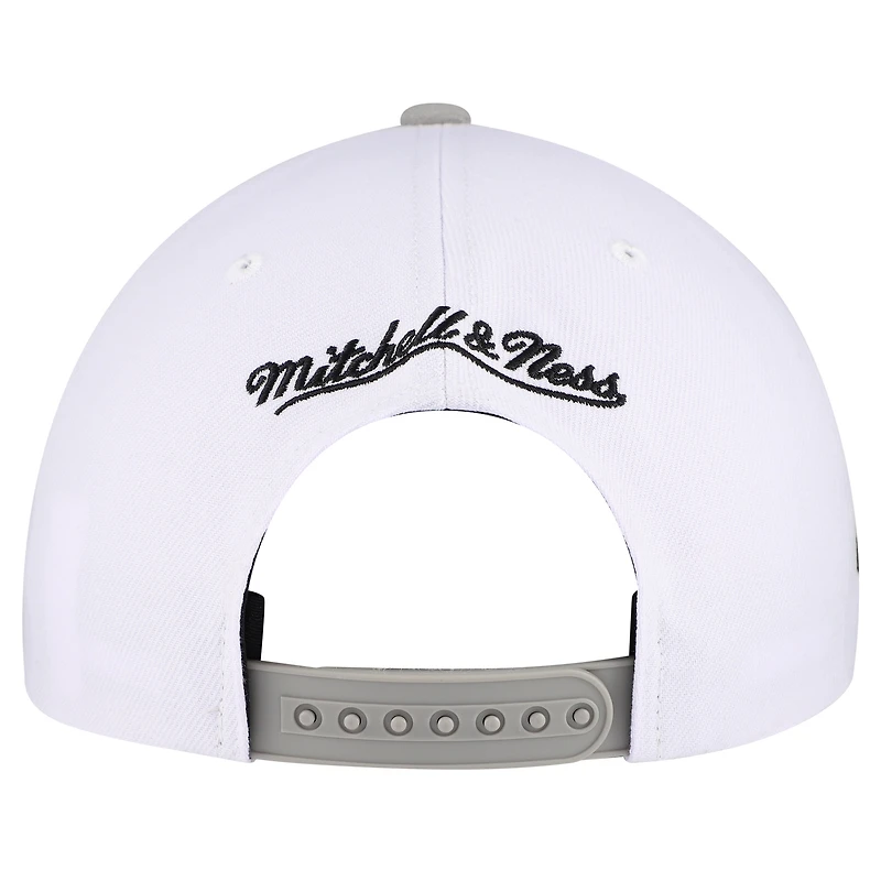 Men's Mitchell & Ness White Chicago Bulls Core Snapback Hat