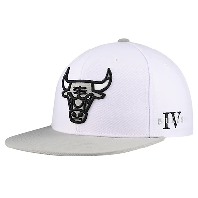 Men's Mitchell & Ness White Chicago Bulls Core Snapback Hat