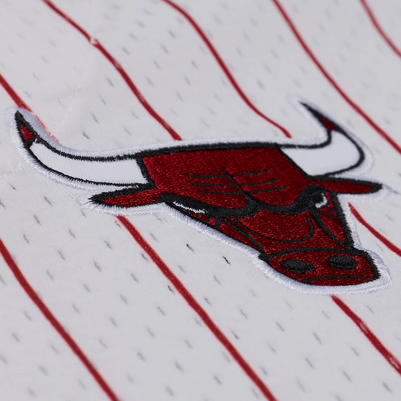 Maillot de baseball Mitchell & Ness blanc pour homme, Chicago Bulls, à rayures, en maille et boutons, avec entraîneur-chef.