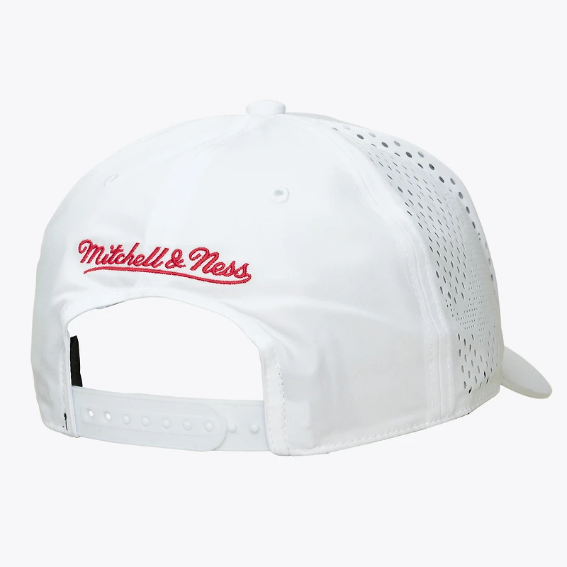 Men's Mitchell & Ness White Chicago Bulls Perfect Lightweight Pro Crown Adjustable Hat