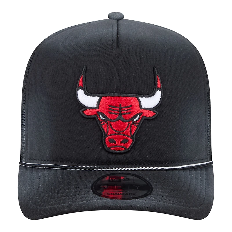 Casquette trucker New Era Chicago Bulls noire à monture en A ajustable 9FIFTY, style dégradé, avec visière en mousse.