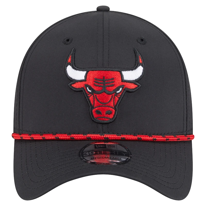 Casquette New Era noire Chicago Bulls Featherweight Poly Rope Flex 39Thirty pour homme