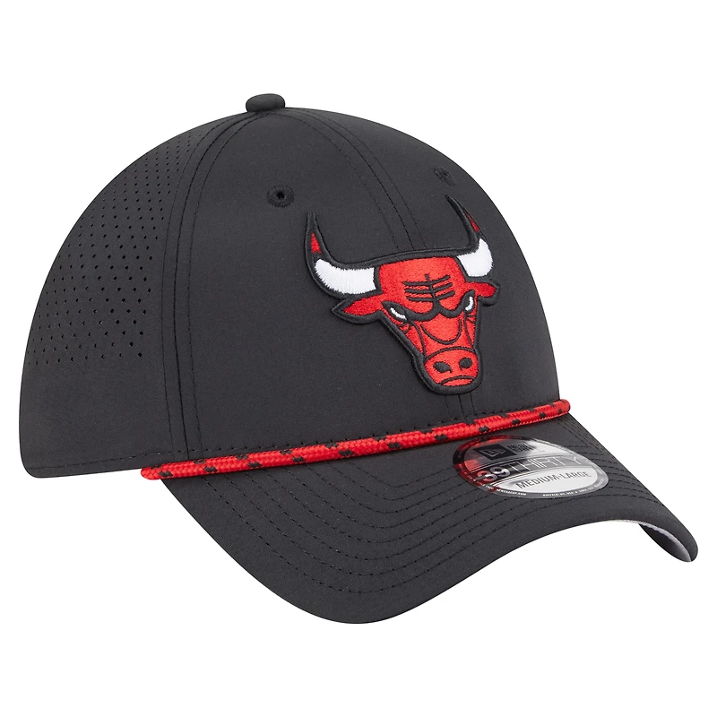 Casquette New Era noire Chicago Bulls Featherweight Poly Rope Flex 39Thirty pour homme