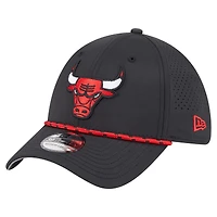 Casquette New Era noire Chicago Bulls Featherweight Poly Rope Flex 39Thirty pour homme