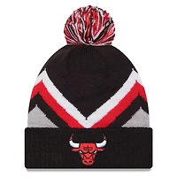 Bonnet en tricot à revers zigzag noir avec pompon New Era pour hommes des Chicago Bulls