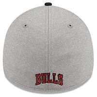 Men's New Era Gray/Black Chicago Bulls Striped 39THIRTY Flex Hat