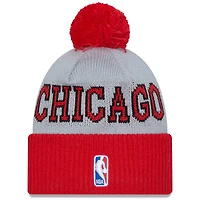 Bonnet en tricot à revers Tip-Off des Chicago Bulls New Era gris/rouge pour hommes avec pompon