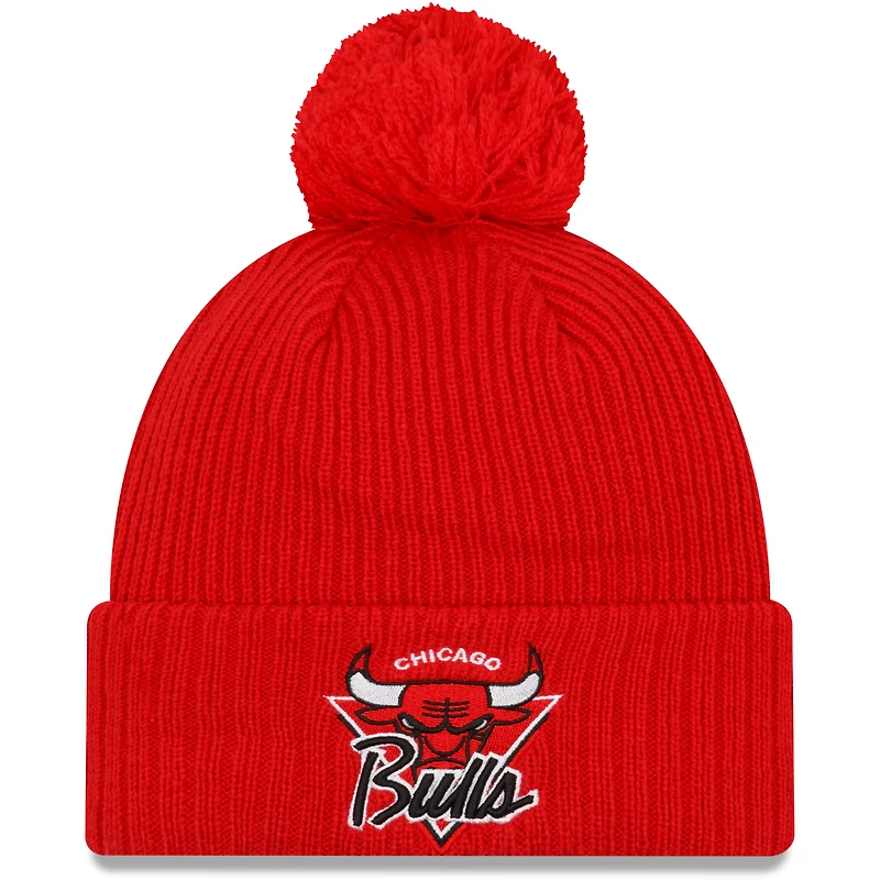 New Era Red Chicago Bulls 2021 NBA Tip-Off pour homme - Bonnet en tricot à revers avec pompon couleur de l'équipe